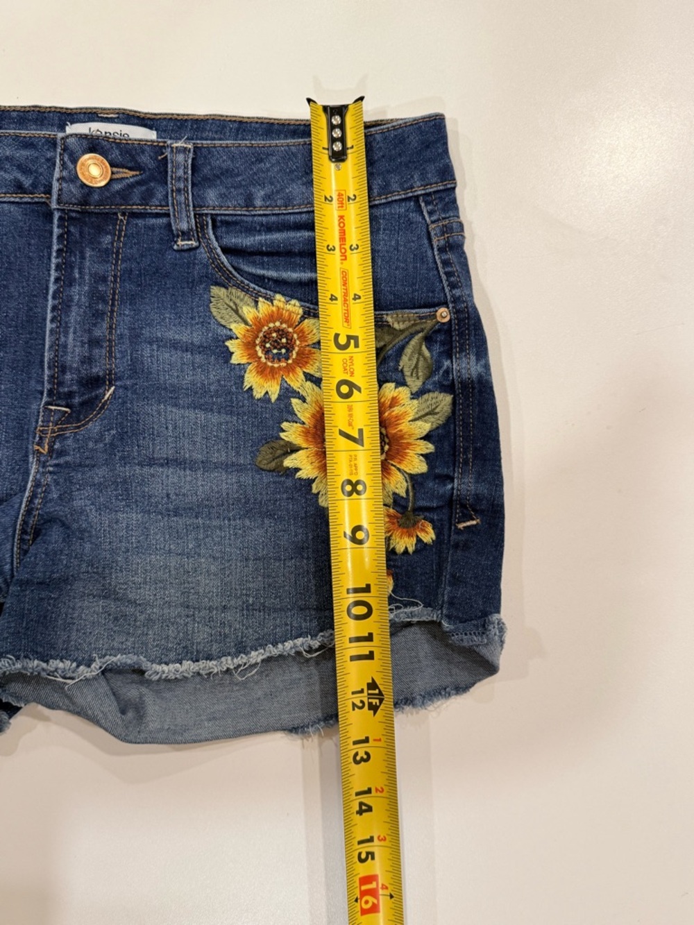 Kensie Denim Shorts Floral Embroidered Sunflower Raw Hem Size 6 28 - Picture 8 of 12